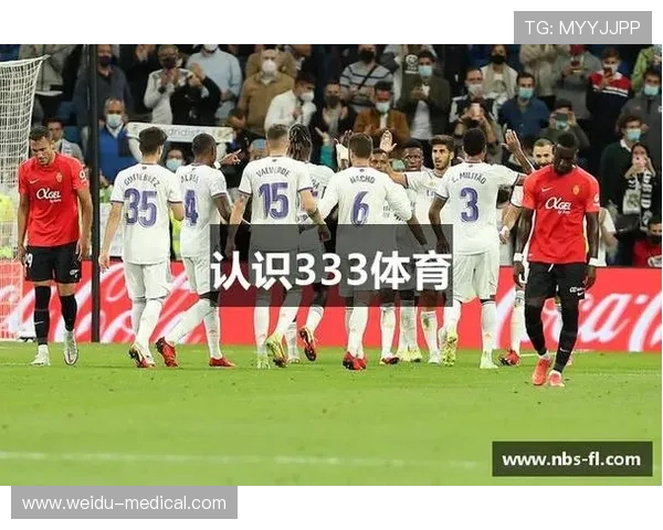 足球比赛中的全员防守与进攻推进